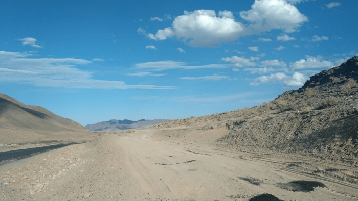 Вот такими были дороги в Монголии во время нашего путешествия. А черная полоса слева – это новая прекрасная дорога. 