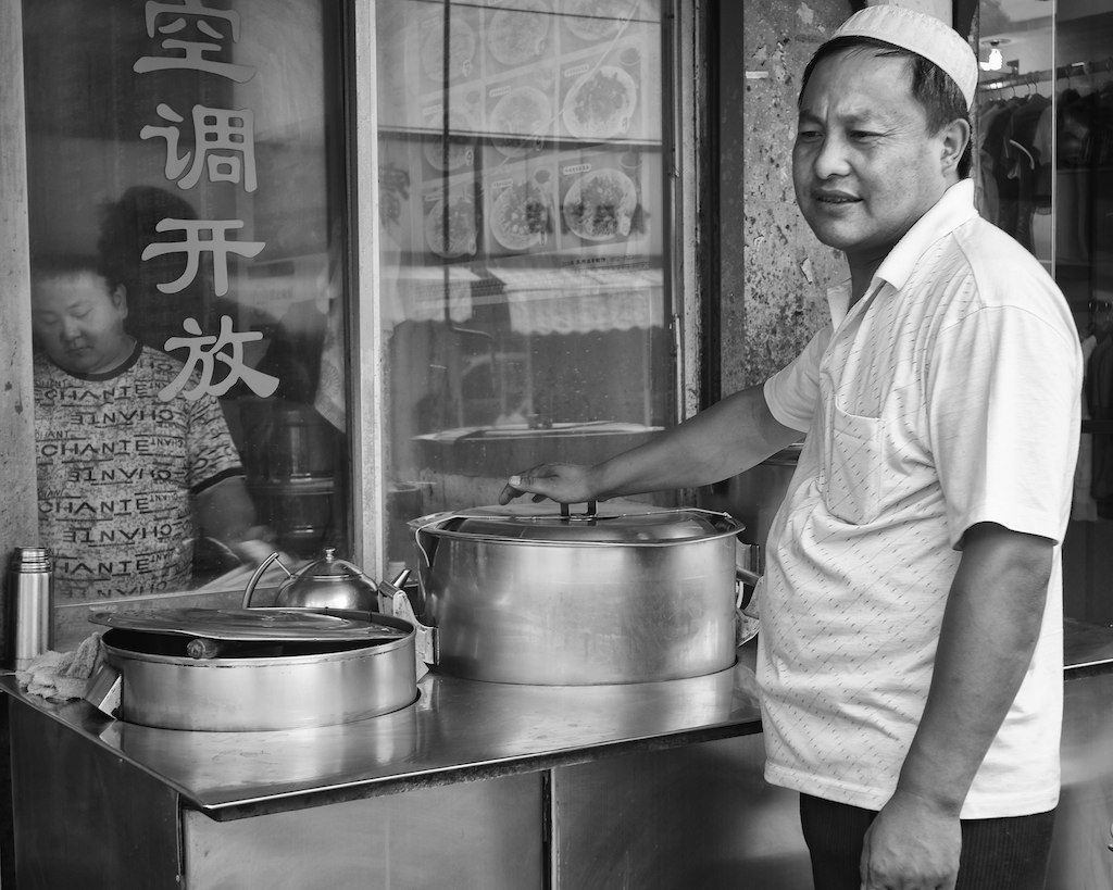 Повар 10 часов. Китайский повар. Китайский повар на сцене. Китайский повар на улице в майке. Повара Китая внутри 1990 года.