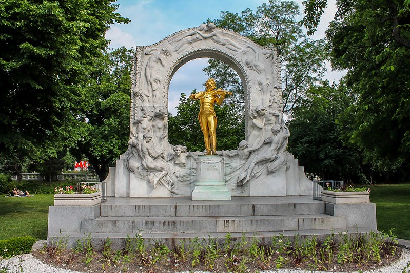 Слава и символ Вены - памятник Иоганну Штраусу в городском саду
